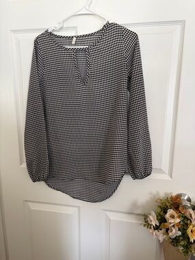 Sage Black and White Houndstooth Long Sleeve Blouse